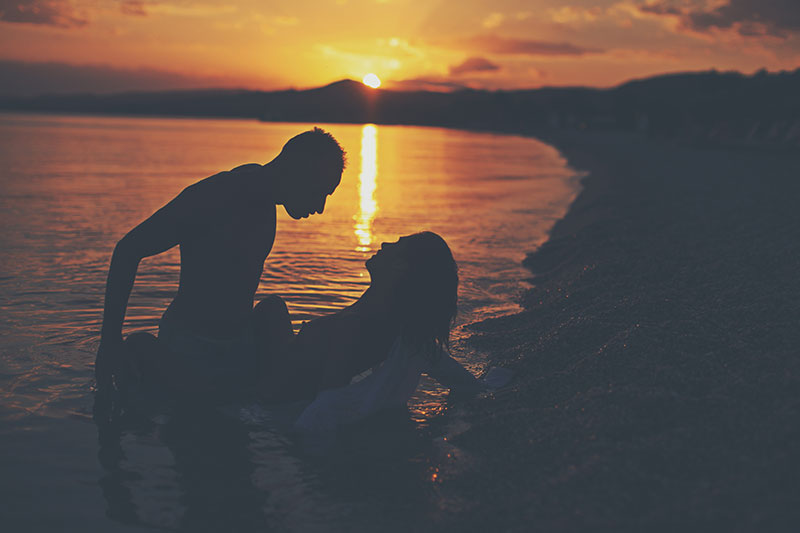 Sex im Wasser bei Sonnenuntergang